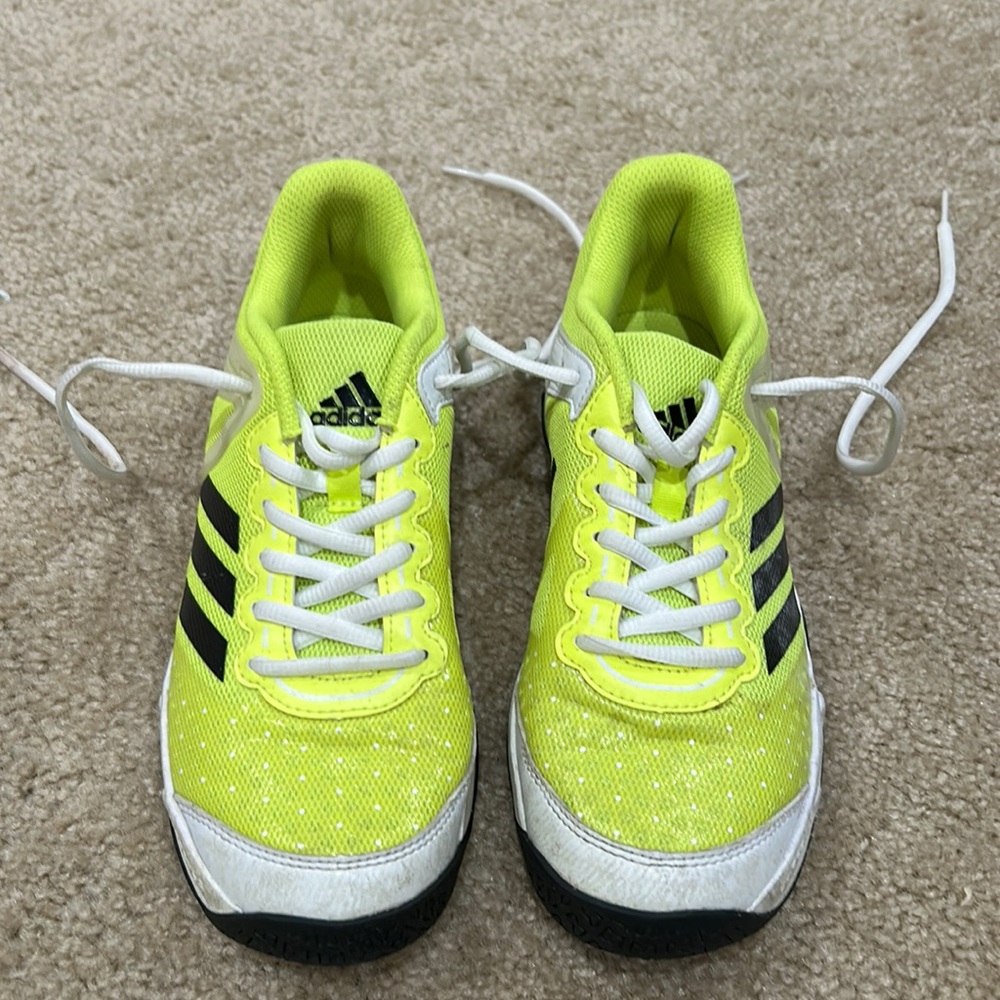 Adidas women tennis 🎾 shoes gently worn